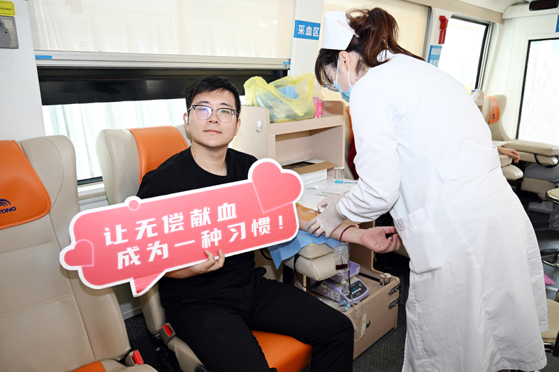 【ng相信品牌的力量药业党员干部职工积极参加无偿献血公益活动】的配图